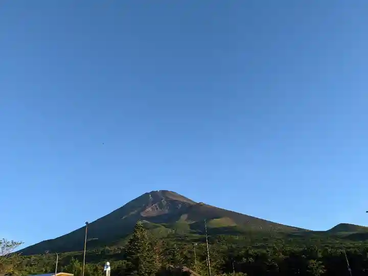 富士山頂上浅間大社奥宮の景色