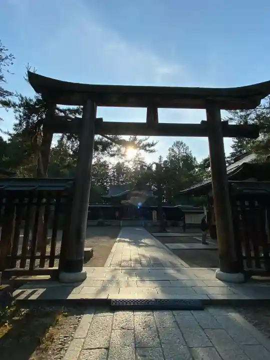 上杉神社の{uncategorized: "未分類", other: "その他", undefined: "問題あり", building: "その他建物", grave: "お墓", sacred_gate: "鳥居", guardian: "狛犬", statue: "像", buddha: "仏像", history: "歴史", nature: "自然", garden: "庭園", animal: "動物", pagoda: "塔", temizu: "手水舎", mountain_gate: "山門・神門", sanctuary: "本殿・本堂", subordinate: "末社・摂社", art: "芸術", scenery: "景色", jizo: "地蔵", ema: "絵馬", goshuin: "御朱印", omikuji: "おみくじ", items: "授与品その他", amulet: "お守り", goshuincho: "御朱印帳", eats: "食事", festival: "お祭り", votive_dance: "神楽", shichigosan: "七五三参", wedding: "結婚式", experience: "体験その他", initially: "初詣", around: "周辺", anti_infection: "感染症対策"}