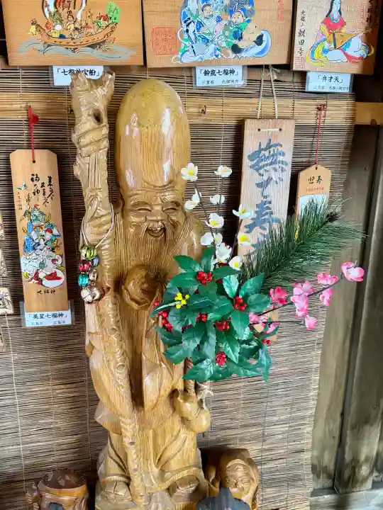 七重浜海津見神社の{uncategorized: "未分類", other: "その他", undefined: "問題あり", building: "その他建物", grave: "お墓", sacred_gate: "鳥居", guardian: "狛犬", statue: "像", buddha: "仏像", history: "歴史", nature: "自然", garden: "庭園", animal: "動物", pagoda: "塔", temizu: "手水舎", mountain_gate: "山門・神門", sanctuary: "本殿・本堂", subordinate: "末社・摂社", art: "芸術", scenery: "景色", jizo: "地蔵", ema: "絵馬", goshuin: "御朱印", omikuji: "おみくじ", items: "授与品その他", amulet: "お守り", goshuincho: "御朱印帳", eats: "食事", festival: "お祭り", votive_dance: "神楽", shichigosan: "七五三参", wedding: "結婚式", experience: "体験その他", initially: "初詣", around: "周辺", anti_infection: "感染症対策"}