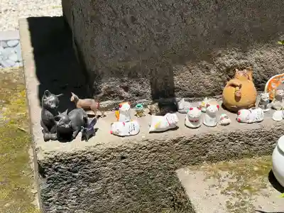 猫神社の{uncategorized: "未分類", other: "その他", undefined: "問題あり", building: "その他建物", grave: "お墓", sacred_gate: "鳥居", guardian: "狛犬", statue: "像", buddha: "仏像", history: "歴史", nature: "自然", garden: "庭園", animal: "動物", pagoda: "塔", temizu: "手水舎", mountain_gate: "山門・神門", sanctuary: "本殿・本堂", subordinate: "末社・摂社", art: "芸術", scenery: "景色", jizo: "地蔵", ema: "絵馬", goshuin: "御朱印", omikuji: "おみくじ", items: "授与品その他", amulet: "お守り", goshuincho: "御朱印帳", eats: "食事", festival: "お祭り", votive_dance: "神楽", shichigosan: "七五三参", wedding: "結婚式", experience: "体験その他", initially: "初詣", around: "周辺", anti_infection: "感染症対策"}