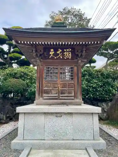 東覺寺の{uncategorized: "未分類", other: "その他", undefined: "問題あり", building: "その他建物", grave: "お墓", sacred_gate: "鳥居", guardian: "狛犬", statue: "像", buddha: "仏像", history: "歴史", nature: "自然", garden: "庭園", animal: "動物", pagoda: "塔", temizu: "手水舎", mountain_gate: "山門・神門", sanctuary: "本殿・本堂", subordinate: "末社・摂社", art: "芸術", scenery: "景色", jizo: "地蔵", ema: "絵馬", goshuin: "御朱印", omikuji: "おみくじ", items: "授与品その他", amulet: "お守り", goshuincho: "御朱印帳", eats: "食事", festival: "お祭り", votive_dance: "神楽", shichigosan: "七五三参", wedding: "結婚式", experience: "体験その他", initially: "初詣", around: "周辺", anti_infection: "感染症対策"}