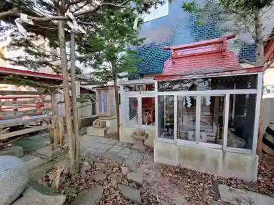 共栄稲荷神社の末社・摂社
