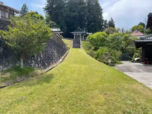 日枝神社 (甲南町稗谷)の{uncategorized: "未分類", other: "その他", undefined: "問題あり", building: "その他建物", grave: "お墓", sacred_gate: "鳥居", guardian: "狛犬", statue: "像", buddha: "仏像", history: "歴史", nature: "自然", garden: "庭園", animal: "動物", pagoda: "塔", temizu: "手水舎", mountain_gate: "山門・神門", sanctuary: "本殿・本堂", subordinate: "末社・摂社", art: "芸術", scenery: "景色", jizo: "地蔵", ema: "絵馬", goshuin: "御朱印", omikuji: "おみくじ", items: "授与品その他", amulet: "お守り", goshuincho: "御朱印帳", eats: "食事", festival: "お祭り", votive_dance: "神楽", shichigosan: "七五三参", wedding: "結婚式", experience: "体験その他", initially: "初詣", around: "周辺", anti_infection: "感染症対策"}
