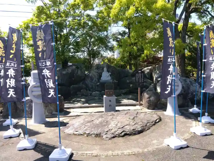總社 和田八幡宮の{uncategorized: "未分類", other: "その他", undefined: "問題あり", building: "その他建物", grave: "お墓", sacred_gate: "鳥居", guardian: "狛犬", statue: "像", buddha: "仏像", history: "歴史", nature: "自然", garden: "庭園", animal: "動物", pagoda: "塔", temizu: "手水舎", mountain_gate: "山門・神門", sanctuary: "本殿・本堂", subordinate: "末社・摂社", art: "芸術", scenery: "景色", jizo: "地蔵", ema: "絵馬", goshuin: "御朱印", omikuji: "おみくじ", items: "授与品その他", amulet: "お守り", goshuincho: "御朱印帳", eats: "食事", festival: "お祭り", votive_dance: "神楽", shichigosan: "七五三参", wedding: "結婚式", experience: "体験その他", initially: "初詣", around: "周辺", anti_infection: "感染症対策"}