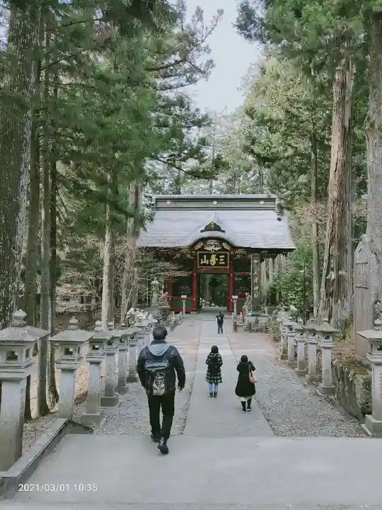 三峯神社の山門・神門