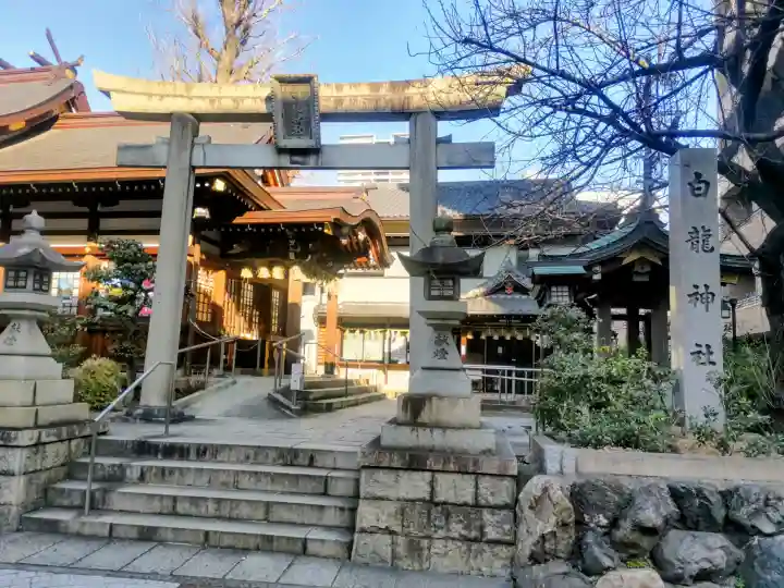白龍神社の{uncategorized: "未分類", other: "その他", undefined: "問題あり", building: "その他建物", grave: "お墓", sacred_gate: "鳥居", guardian: "狛犬", statue: "像", buddha: "仏像", history: "歴史", nature: "自然", garden: "庭園", animal: "動物", pagoda: "塔", temizu: "手水舎", mountain_gate: "山門・神門", sanctuary: "本殿・本堂", subordinate: "末社・摂社", art: "芸術", scenery: "景色", jizo: "地蔵", ema: "絵馬", goshuin: "御朱印", omikuji: "おみくじ", items: "授与品その他", amulet: "お守り", goshuincho: "御朱印帳", eats: "食事", festival: "お祭り", votive_dance: "神楽", shichigosan: "七五三参", wedding: "結婚式", experience: "体験その他", initially: "初詣", around: "周辺", anti_infection: "感染症対策"}