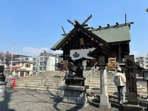 札幌諏訪神社の{uncategorized: "未分類", other: "その他", undefined: "問題あり", building: "その他建物", grave: "お墓", sacred_gate: "鳥居", guardian: "狛犬", statue: "像", buddha: "仏像", history: "歴史", nature: "自然", garden: "庭園", animal: "動物", pagoda: "塔", temizu: "手水舎", mountain_gate: "山門・神門", sanctuary: "本殿・本堂", subordinate: "末社・摂社", art: "芸術", scenery: "景色", jizo: "地蔵", ema: "絵馬", goshuin: "御朱印", omikuji: "おみくじ", items: "授与品その他", amulet: "お守り", goshuincho: "御朱印帳", eats: "食事", festival: "お祭り", votive_dance: "神楽", shichigosan: "七五三参", wedding: "結婚式", experience: "体験その他", initially: "初詣", around: "周辺", anti_infection: "感染症対策"}
