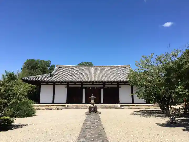新薬師寺の本殿・本堂