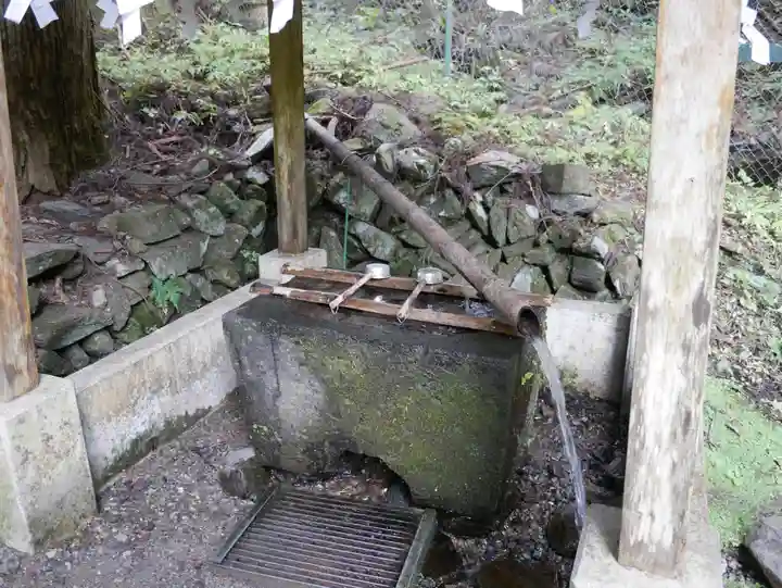 軍刀利神社の手水舎