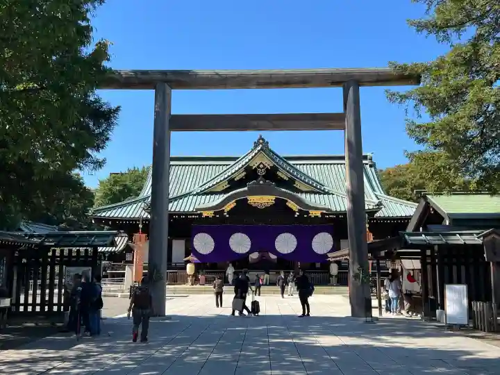 靖國神社の{uncategorized: "未分類", other: "その他", undefined: "問題あり", building: "その他建物", grave: "お墓", sacred_gate: "鳥居", guardian: "狛犬", statue: "像", buddha: "仏像", history: "歴史", nature: "自然", garden: "庭園", animal: "動物", pagoda: "塔", temizu: "手水舎", mountain_gate: "山門・神門", sanctuary: "本殿・本堂", subordinate: "末社・摂社", art: "芸術", scenery: "景色", jizo: "地蔵", ema: "絵馬", goshuin: "御朱印", omikuji: "おみくじ", items: "授与品その他", amulet: "お守り", goshuincho: "御朱印帳", eats: "食事", festival: "お祭り", votive_dance: "神楽", shichigosan: "七五三参", wedding: "結婚式", experience: "体験その他", initially: "初詣", around: "周辺", anti_infection: "感染症対策"}