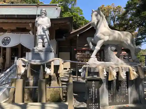 駒宮神社の像