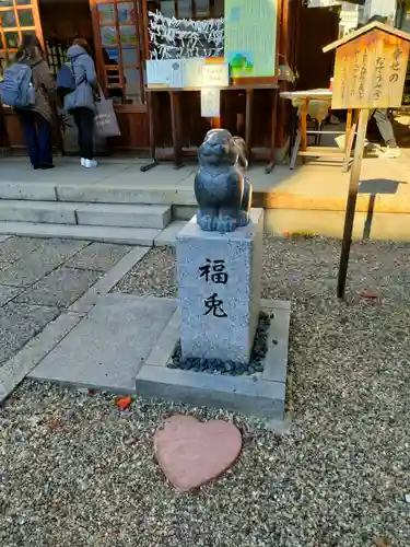 三輪神社の像