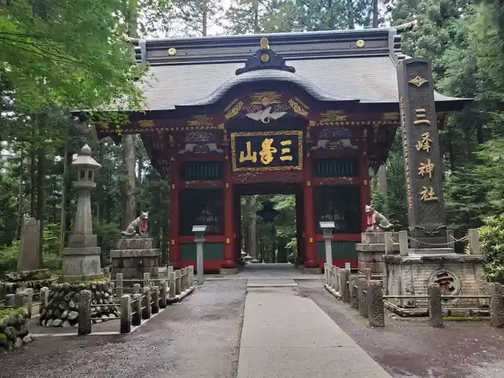 三峯神社の山門・神門