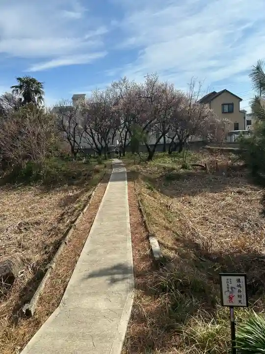 鶴嶺八幡宮の{uncategorized: "未分類", other: "その他", undefined: "問題あり", building: "その他建物", grave: "お墓", sacred_gate: "鳥居", guardian: "狛犬", statue: "像", buddha: "仏像", history: "歴史", nature: "自然", garden: "庭園", animal: "動物", pagoda: "塔", temizu: "手水舎", mountain_gate: "山門・神門", sanctuary: "本殿・本堂", subordinate: "末社・摂社", art: "芸術", scenery: "景色", jizo: "地蔵", ema: "絵馬", goshuin: "御朱印", omikuji: "おみくじ", items: "授与品その他", amulet: "お守り", goshuincho: "御朱印帳", eats: "食事", festival: "お祭り", votive_dance: "神楽", shichigosan: "七五三参", wedding: "結婚式", experience: "体験その他", initially: "初詣", around: "周辺", anti_infection: "感染症対策"}