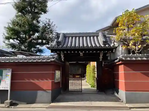 哀愍寺の山門