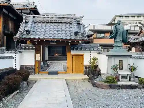 本正寺の{uncategorized: "未分類", other: "その他", undefined: "問題あり", building: "その他建物", grave: "お墓", sacred_gate: "鳥居", guardian: "狛犬", statue: "像", buddha: "仏像", history: "歴史", nature: "自然", garden: "庭園", animal: "動物", pagoda: "塔", temizu: "手水舎", mountain_gate: "山門・神門", sanctuary: "本殿・本堂", subordinate: "末社・摂社", art: "芸術", scenery: "景色", jizo: "地蔵", ema: "絵馬", goshuin: "御朱印", omikuji: "おみくじ", items: "授与品その他", amulet: "お守り", goshuincho: "御朱印帳", eats: "食事", festival: "お祭り", votive_dance: "神楽", shichigosan: "七五三参", wedding: "結婚式", experience: "体験その他", initially: "初詣", around: "周辺", anti_infection: "感染症対策"}