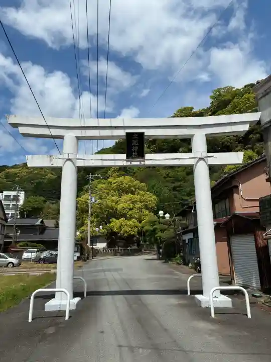 土肥神社の{uncategorized: "未分類", other: "その他", undefined: "問題あり", building: "その他建物", grave: "お墓", sacred_gate: "鳥居", guardian: "狛犬", statue: "像", buddha: "仏像", history: "歴史", nature: "自然", garden: "庭園", animal: "動物", pagoda: "塔", temizu: "手水舎", mountain_gate: "山門・神門", sanctuary: "本殿・本堂", subordinate: "末社・摂社", art: "芸術", scenery: "景色", jizo: "地蔵", ema: "絵馬", goshuin: "御朱印", omikuji: "おみくじ", items: "授与品その他", amulet: "お守り", goshuincho: "御朱印帳", eats: "食事", festival: "お祭り", votive_dance: "神楽", shichigosan: "七五三参", wedding: "結婚式", experience: "体験その他", initially: "初詣", around: "周辺", anti_infection: "感染症対策"}