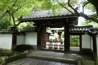 宝性院（石山寺寺務所）の山門・神門