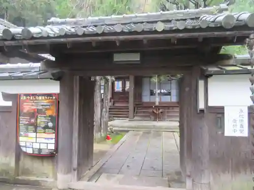 岩屋寺の山門