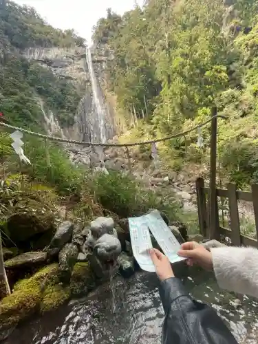 飛瀧神社（熊野那智大社別宮）の{uncategorized: "未分類", other: "その他", undefined: "問題あり", building: "その他建物", grave: "お墓", sacred_gate: "鳥居", guardian: "狛犬", statue: "像", buddha: "仏像", history: "歴史", nature: "自然", garden: "庭園", animal: "動物", pagoda: "塔", temizu: "手水舎", mountain_gate: "山門・神門", sanctuary: "本殿・本堂", subordinate: "末社・摂社", art: "芸術", scenery: "景色", jizo: "地蔵", ema: "絵馬", goshuin: "御朱印", omikuji: "おみくじ", items: "授与品その他", amulet: "お守り", goshuincho: "御朱印帳", eats: "食事", festival: "お祭り", votive_dance: "神楽", shichigosan: "七五三参", wedding: "結婚式", experience: "体験その他", initially: "初詣", around: "周辺", anti_infection: "感染症対策"}