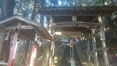 菅東山出世稲荷神社の山門・神門
