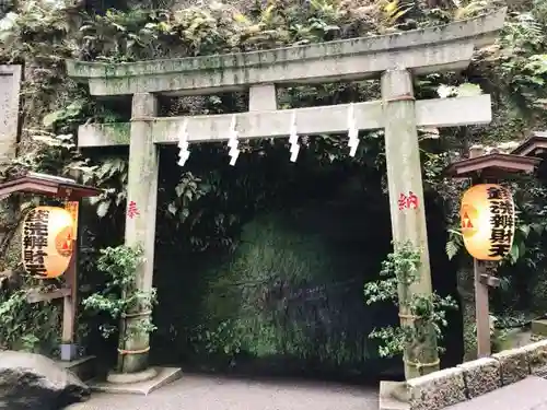 銭洗弁財天宇賀福神社の鳥居