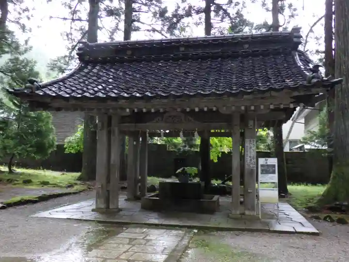 雄山神社中宮祈願殿の手水舎