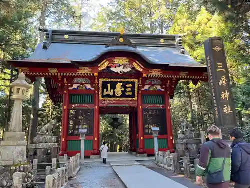 三峯神社の山門