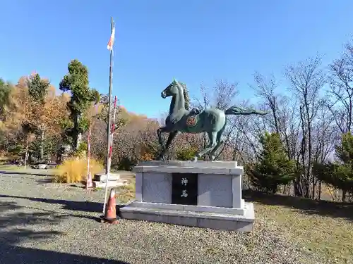 中富良野神社の像