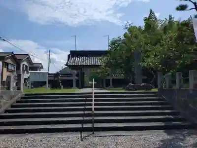 守りの神　藤基神社の山門・神門