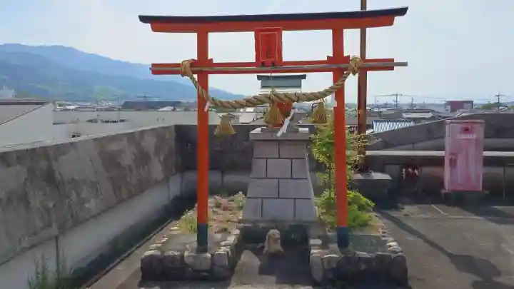浮羽稲荷神社の{uncategorized: "未分類", other: "その他", undefined: "問題あり", building: "その他建物", grave: "お墓", sacred_gate: "鳥居", guardian: "狛犬", statue: "像", buddha: "仏像", history: "歴史", nature: "自然", garden: "庭園", animal: "動物", pagoda: "塔", temizu: "手水舎", mountain_gate: "山門・神門", sanctuary: "本殿・本堂", subordinate: "末社・摂社", art: "芸術", scenery: "景色", jizo: "地蔵", ema: "絵馬", goshuin: "御朱印", omikuji: "おみくじ", items: "授与品その他", amulet: "お守り", goshuincho: "御朱印帳", eats: "食事", festival: "お祭り", votive_dance: "神楽", shichigosan: "七五三参", wedding: "結婚式", experience: "体験その他", initially: "初詣", around: "周辺", anti_infection: "感染症対策"}