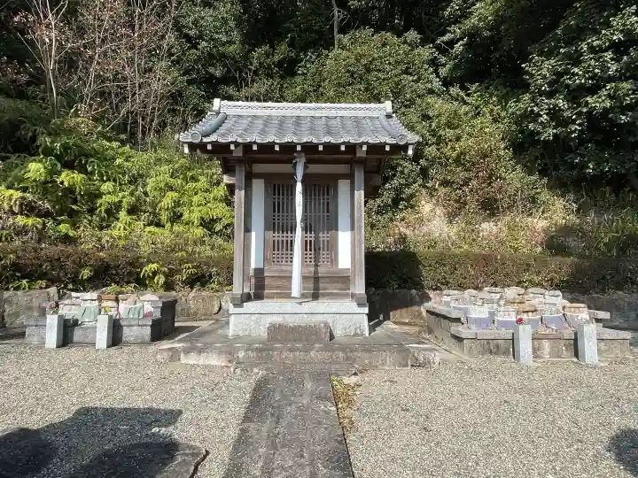 安吉神社の{uncategorized: "未分類", other: "その他", undefined: "問題あり", building: "その他建物", grave: "お墓", sacred_gate: "鳥居", guardian: "狛犬", statue: "像", buddha: "仏像", history: "歴史", nature: "自然", garden: "庭園", animal: "動物", pagoda: "塔", temizu: "手水舎", mountain_gate: "山門・神門", sanctuary: "本殿・本堂", subordinate: "末社・摂社", art: "芸術", scenery: "景色", jizo: "地蔵", ema: "絵馬", goshuin: "御朱印", omikuji: "おみくじ", items: "授与品その他", amulet: "お守り", goshuincho: "御朱印帳", eats: "食事", festival: "お祭り", votive_dance: "神楽", shichigosan: "七五三参", wedding: "結婚式", experience: "体験その他", initially: "初詣", around: "周辺", anti_infection: "感染症対策"}