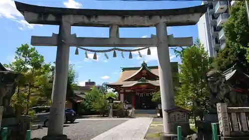 東神奈川熊野神社の鳥居