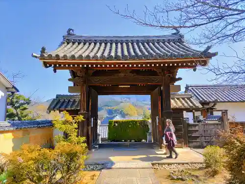 橘寺の山門・神門