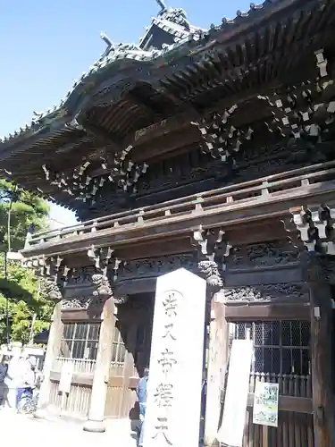 題経寺（柴又帝釈天）の山門