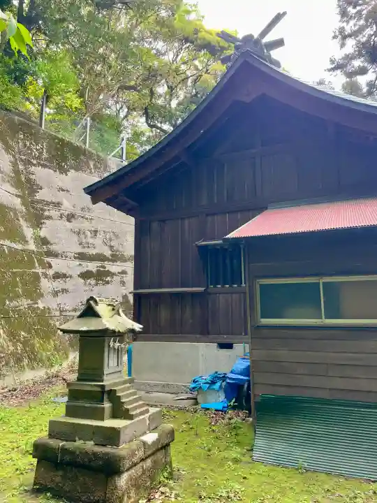 諏訪大神社の{uncategorized: "未分類", other: "その他", undefined: "問題あり", building: "その他建物", grave: "お墓", sacred_gate: "鳥居", guardian: "狛犬", statue: "像", buddha: "仏像", history: "歴史", nature: "自然", garden: "庭園", animal: "動物", pagoda: "塔", temizu: "手水舎", mountain_gate: "山門・神門", sanctuary: "本殿・本堂", subordinate: "末社・摂社", art: "芸術", scenery: "景色", jizo: "地蔵", ema: "絵馬", goshuin: "御朱印", omikuji: "おみくじ", items: "授与品その他", amulet: "お守り", goshuincho: "御朱印帳", eats: "食事", festival: "お祭り", votive_dance: "神楽", shichigosan: "七五三参", wedding: "結婚式", experience: "体験その他", initially: "初詣", around: "周辺", anti_infection: "感染症対策"}