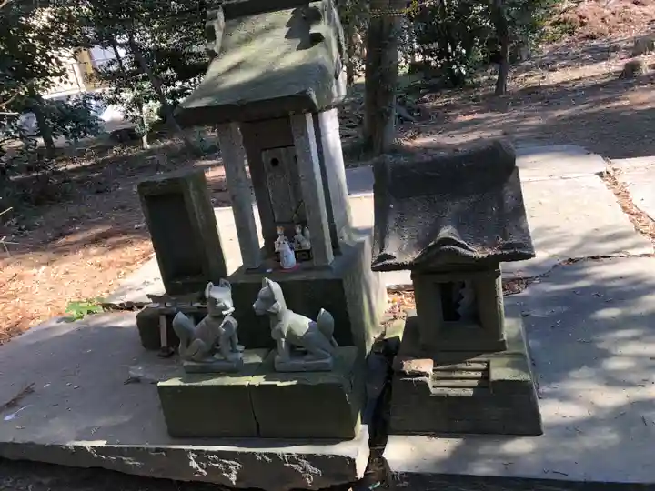 三軒地稲荷神社の末社・摂社