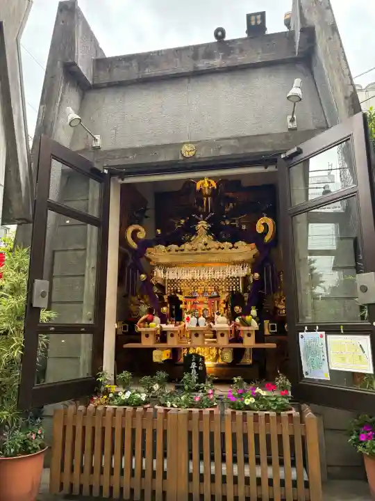 烏森神社の{uncategorized: "未分類", other: "その他", undefined: "問題あり", building: "その他建物", grave: "お墓", sacred_gate: "鳥居", guardian: "狛犬", statue: "像", buddha: "仏像", history: "歴史", nature: "自然", garden: "庭園", animal: "動物", pagoda: "塔", temizu: "手水舎", mountain_gate: "山門・神門", sanctuary: "本殿・本堂", subordinate: "末社・摂社", art: "芸術", scenery: "景色", jizo: "地蔵", ema: "絵馬", goshuin: "御朱印", omikuji: "おみくじ", items: "授与品その他", amulet: "お守り", goshuincho: "御朱印帳", eats: "食事", festival: "お祭り", votive_dance: "神楽", shichigosan: "七五三参", wedding: "結婚式", experience: "体験その他", initially: "初詣", around: "周辺", anti_infection: "感染症対策"}