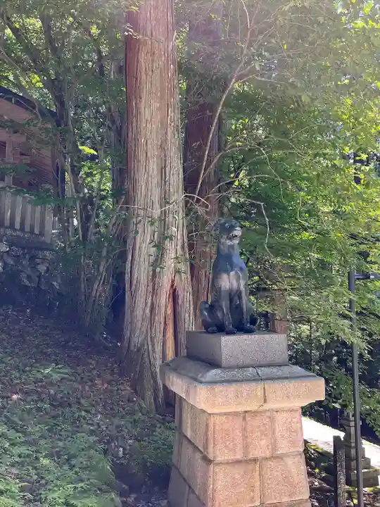 三峯神社の像