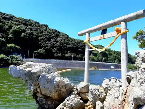 猪鼻湖神社の鳥居