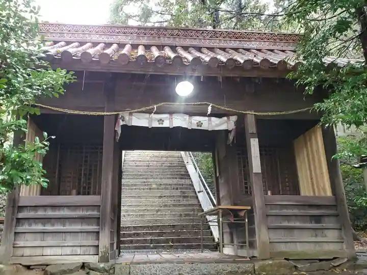天津神社の山門・神門