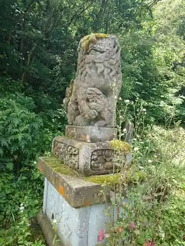 神明神社（村国）の狛犬