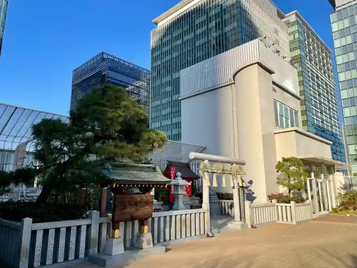 三囲神社(三圍神社)日本橋摂社の{uncategorized: "未分類", other: "その他", undefined: "問題あり", building: "その他建物", grave: "お墓", sacred_gate: "鳥居", guardian: "狛犬", statue: "像", buddha: "仏像", history: "歴史", nature: "自然", garden: "庭園", animal: "動物", pagoda: "塔", temizu: "手水舎", mountain_gate: "山門・神門", sanctuary: "本殿・本堂", subordinate: "末社・摂社", art: "芸術", scenery: "景色", jizo: "地蔵", ema: "絵馬", goshuin: "御朱印", omikuji: "おみくじ", items: "授与品その他", amulet: "お守り", goshuincho: "御朱印帳", eats: "食事", festival: "お祭り", votive_dance: "神楽", shichigosan: "七五三参", wedding: "結婚式", experience: "体験その他", initially: "初詣", around: "周辺", anti_infection: "感染症対策"}