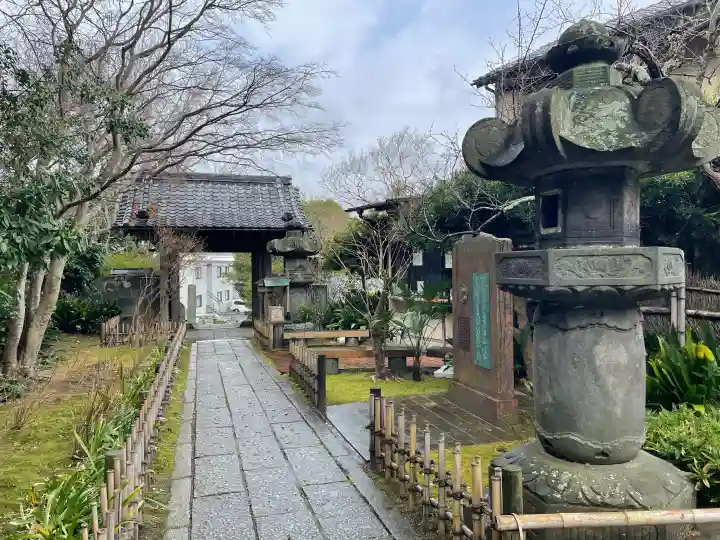 安國論寺(安国論寺)の{uncategorized: "未分類", other: "その他", undefined: "問題あり", building: "その他建物", grave: "お墓", sacred_gate: "鳥居", guardian: "狛犬", statue: "像", buddha: "仏像", history: "歴史", nature: "自然", garden: "庭園", animal: "動物", pagoda: "塔", temizu: "手水舎", mountain_gate: "山門・神門", sanctuary: "本殿・本堂", subordinate: "末社・摂社", art: "芸術", scenery: "景色", jizo: "地蔵", ema: "絵馬", goshuin: "御朱印", omikuji: "おみくじ", items: "授与品その他", amulet: "お守り", goshuincho: "御朱印帳", eats: "食事", festival: "お祭り", votive_dance: "神楽", shichigosan: "七五三参", wedding: "結婚式", experience: "体験その他", initially: "初詣", around: "周辺", anti_infection: "感染症対策"}