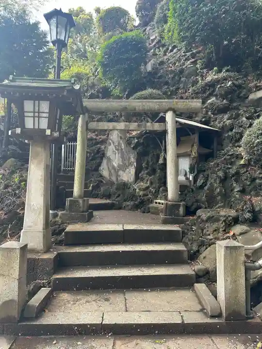 品川神社の{uncategorized: "未分類", other: "その他", undefined: "問題あり", building: "その他建物", grave: "お墓", sacred_gate: "鳥居", guardian: "狛犬", statue: "像", buddha: "仏像", history: "歴史", nature: "自然", garden: "庭園", animal: "動物", pagoda: "塔", temizu: "手水舎", mountain_gate: "山門・神門", sanctuary: "本殿・本堂", subordinate: "末社・摂社", art: "芸術", scenery: "景色", jizo: "地蔵", ema: "絵馬", goshuin: "御朱印", omikuji: "おみくじ", items: "授与品その他", amulet: "お守り", goshuincho: "御朱印帳", eats: "食事", festival: "お祭り", votive_dance: "神楽", shichigosan: "七五三参", wedding: "結婚式", experience: "体験その他", initially: "初詣", around: "周辺", anti_infection: "感染症対策"}