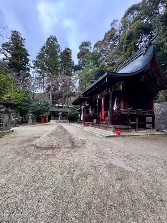 石座神社の{uncategorized: "未分類", other: "その他", undefined: "問題あり", building: "その他建物", grave: "お墓", sacred_gate: "鳥居", guardian: "狛犬", statue: "像", buddha: "仏像", history: "歴史", nature: "自然", garden: "庭園", animal: "動物", pagoda: "塔", temizu: "手水舎", mountain_gate: "山門・神門", sanctuary: "本殿・本堂", subordinate: "末社・摂社", art: "芸術", scenery: "景色", jizo: "地蔵", ema: "絵馬", goshuin: "御朱印", omikuji: "おみくじ", items: "授与品その他", amulet: "お守り", goshuincho: "御朱印帳", eats: "食事", festival: "お祭り", votive_dance: "神楽", shichigosan: "七五三参", wedding: "結婚式", experience: "体験その他", initially: "初詣", around: "周辺", anti_infection: "感染症対策"}