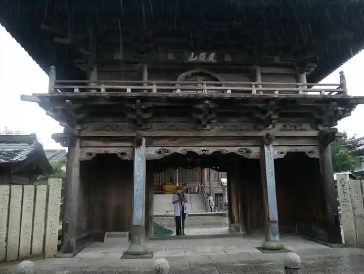 観音寺の山門・神門
