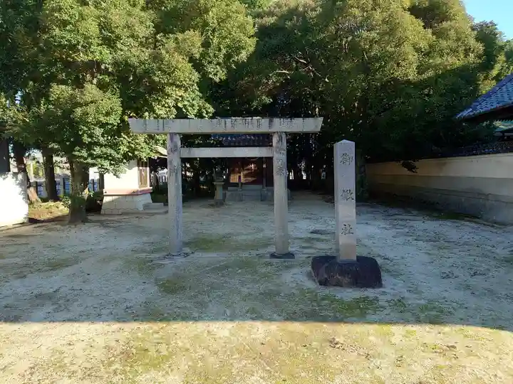 神明社・小河天神社合殿の末社・摂社