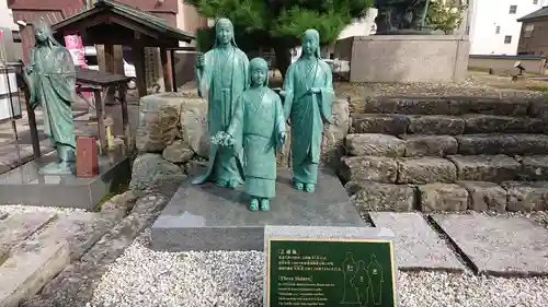 三姉妹神社の像