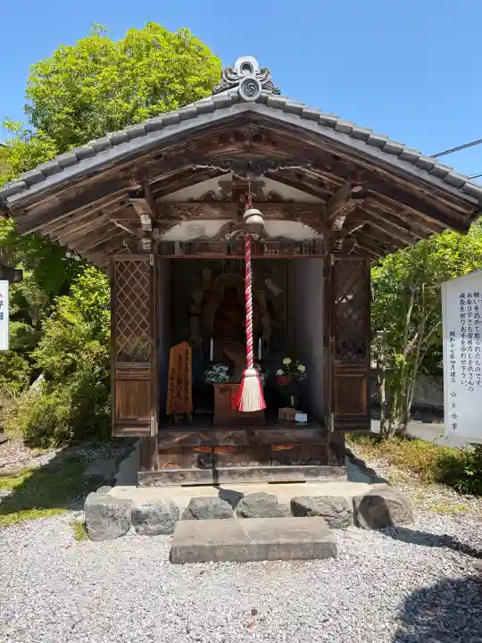 鳥居観音の{uncategorized: "未分類", other: "その他", undefined: "問題あり", building: "その他建物", grave: "お墓", sacred_gate: "鳥居", guardian: "狛犬", statue: "像", buddha: "仏像", history: "歴史", nature: "自然", garden: "庭園", animal: "動物", pagoda: "塔", temizu: "手水舎", mountain_gate: "山門・神門", sanctuary: "本殿・本堂", subordinate: "末社・摂社", art: "芸術", scenery: "景色", jizo: "地蔵", ema: "絵馬", goshuin: "御朱印", omikuji: "おみくじ", items: "授与品その他", amulet: "お守り", goshuincho: "御朱印帳", eats: "食事", festival: "お祭り", votive_dance: "神楽", shichigosan: "七五三参", wedding: "結婚式", experience: "体験その他", initially: "初詣", around: "周辺", anti_infection: "感染症対策"}